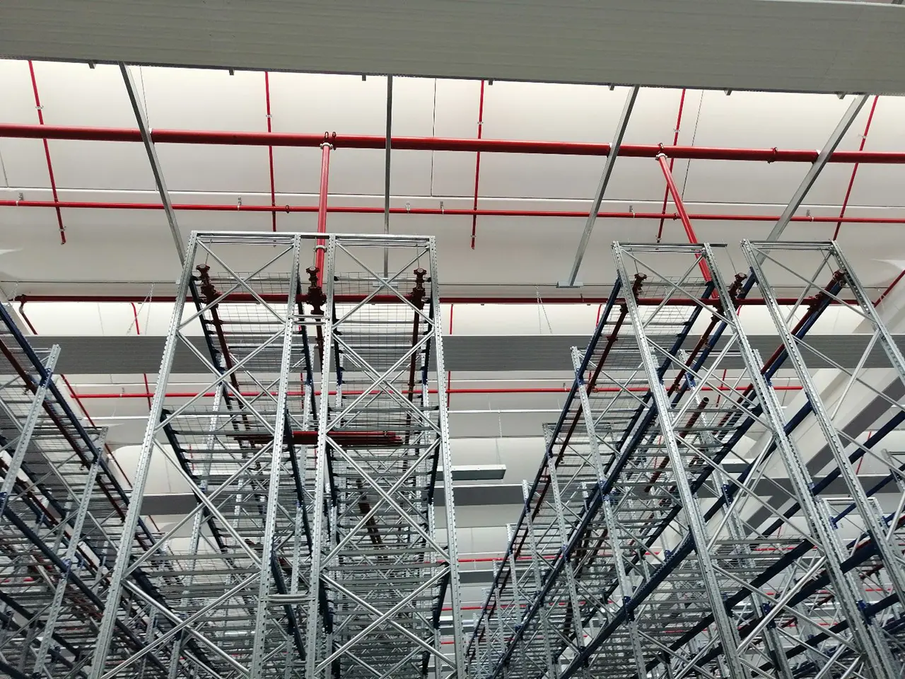 Produzione articoli tecnologici – Quistello (MN) – 30000mq – imp. sprinkler su scaffali n°1500
